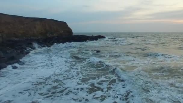 Luftaufnahme Der Meeresküste Und Groyne Bei Sonnenuntergang — Stockvideo