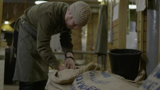 Seitenansicht Eines Mannes Der Kaffeebohnen Einschenkt — Stockvideo