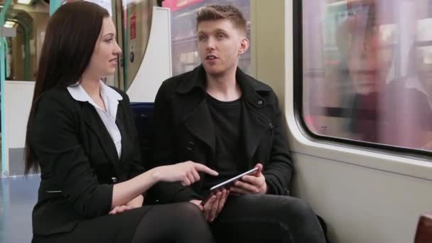 男と女が電車の中でタブレットを使用して — ストック動画