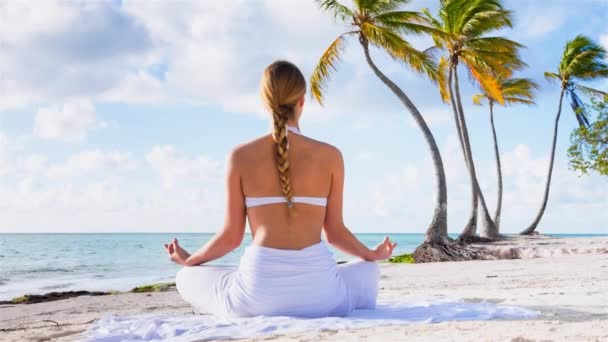 Mulher Meditando Praia — Vídeo de Stock