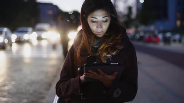 Femme Utilisant Une Tablette Numérique Extérieur — Video