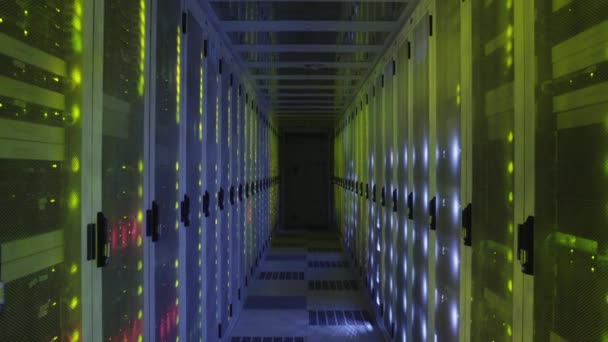 Verlichte Gangpad Datacenter — Stockvideo