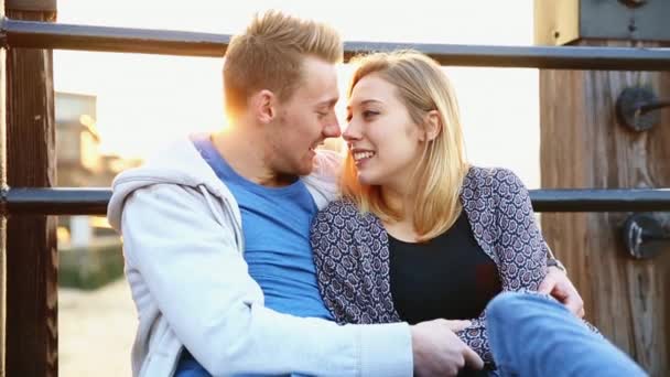 年轻夫妇在码头边聊天边接吻 — 图库视频影像
