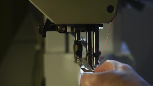 Deri Dikiş Makinesi Kullanarak Perosn Yakın Çekim — Stok video