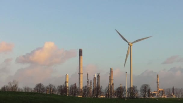 Ветряная Турбина Против Нефтеперерабатывающего Завода Временной Интервал — стоковое видео