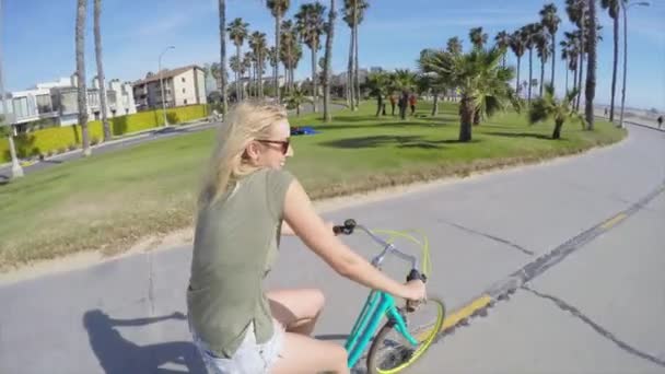 Pareja Ciclismo Juntos Parque Ciudad — Vídeos de Stock