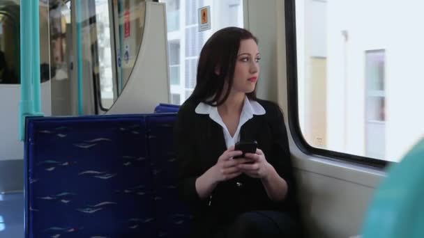 女性の電車でスマート フォンを使用して — ストック動画