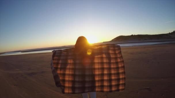 Frau Strand Bei Sonnenuntergang — Stockvideo