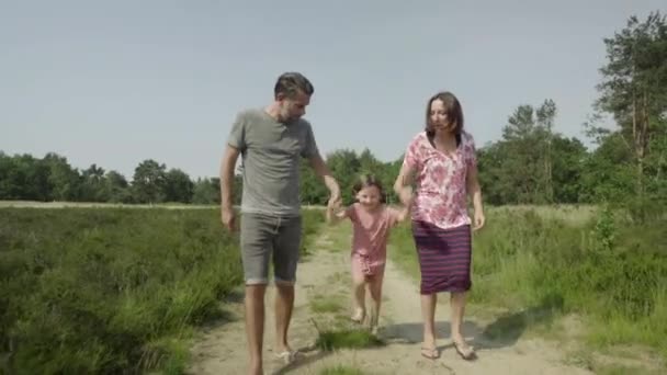 Meisje Lopen Met Ouders — Stockvideo