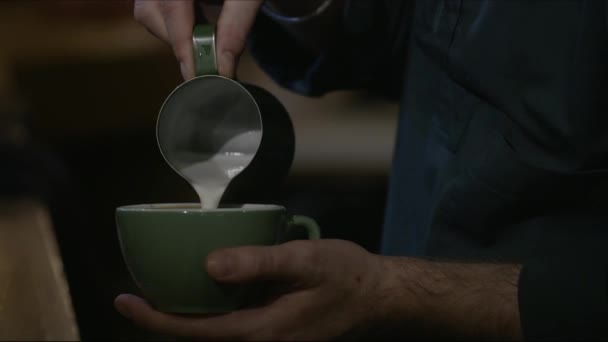 Κοντινό Του Μπάρμαν Που Ρίχνει Γάλα Στον Καφέ — Αρχείο Βίντεο