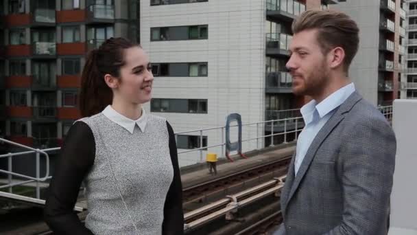 Άνδρας Και Γυναίκα Για Τον Σιδηροδρομικό Πλατφόρμα — Αρχείο Βίντεο