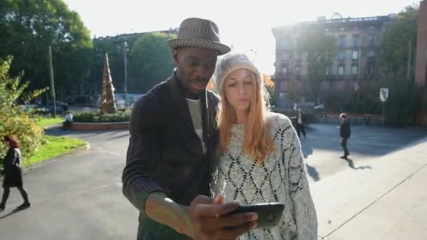 Pareja Joven Tomando Selfie Calle — Vídeos de Stock