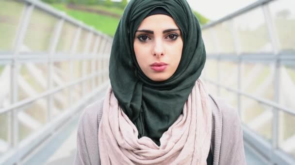 Ritratto Adolescente Che Indossa Hijab All Aperto — Video Stock