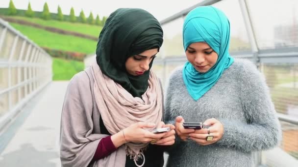 Unge Kvinner Som Bruker Smarttelefoner – stockvideo