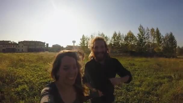 Çayır Üzerinde Çalışan Genç Gülümseyen Çift — Stok video