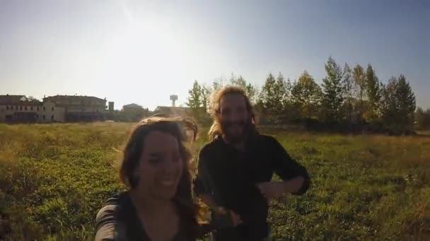 Joven Pareja Sonriente Corriendo Prado — Vídeos de Stock