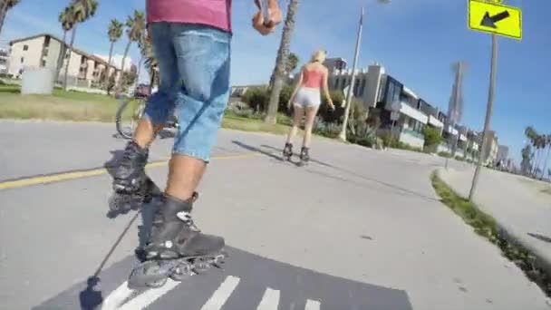 Couple Patinage Roulettes Sur Route Ville — Video