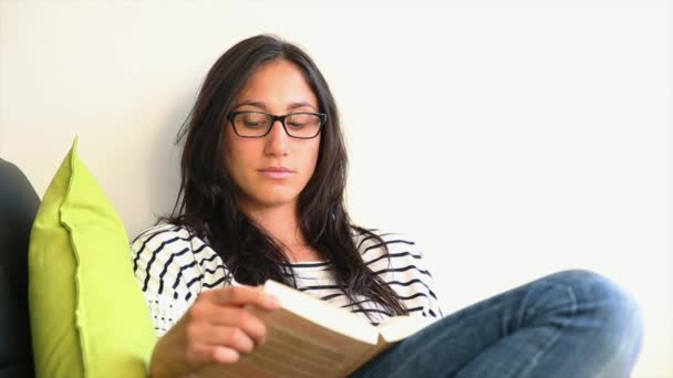 家で本を読んでいる女性は — ストック動画