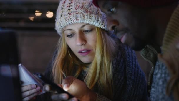 Casal Jovem Conversando Usando Smartphones — Vídeo de Stock