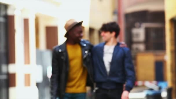 Sokakta Yürürken Eşcinsel Çift — Stok video