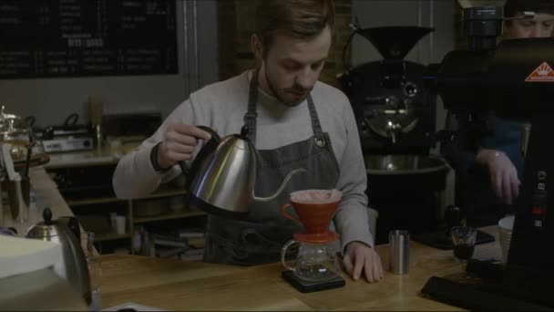 Barista Hälla Vatten Genom Kaffefilter — Stockvideo