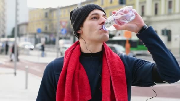 Hombre Beber Agua Escuchar Música — Vídeos de Stock