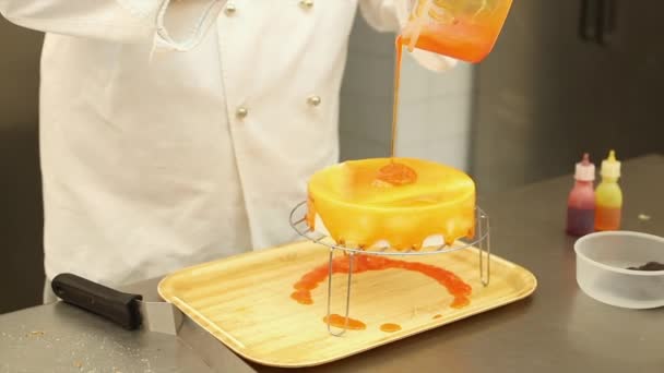 Baker Preparando Pastel Cocina Profesional — Vídeos de Stock