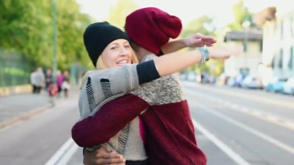 Retrato Jovem Casal Abraçando Livre — Vídeo de Stock