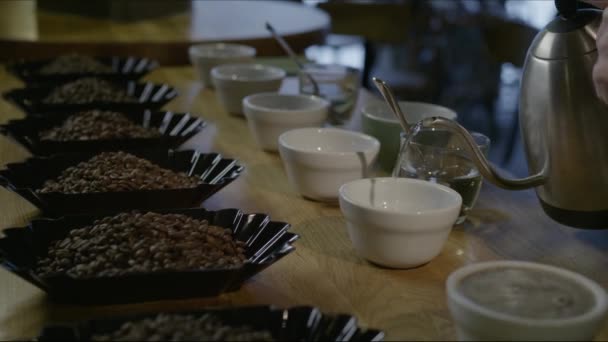 Kahve Çekirdekleri Kase Masada Yakın — Stok video