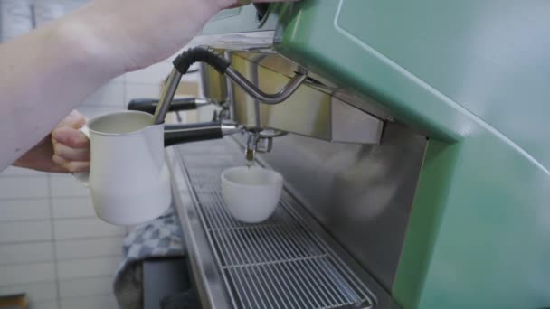 Primer Plano Mujer Haciendo Café — Vídeos de Stock