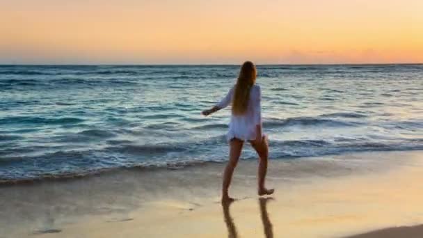 Jeune Femme Marchant Sur Plage — Video