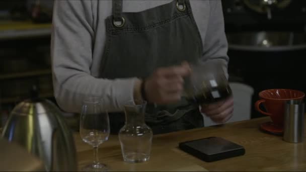 Barista Preparando Café Cerveza Goteo — Vídeos de Stock