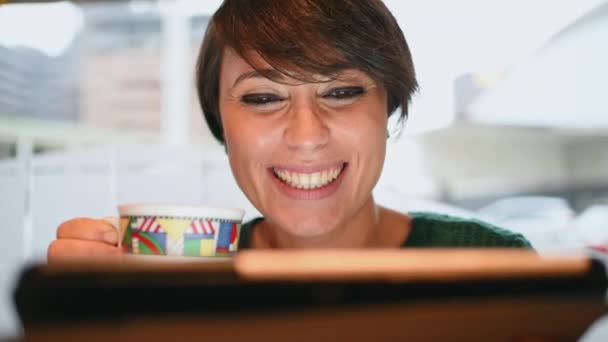 Mulher Usando Tablet Digital Café — Vídeo de Stock