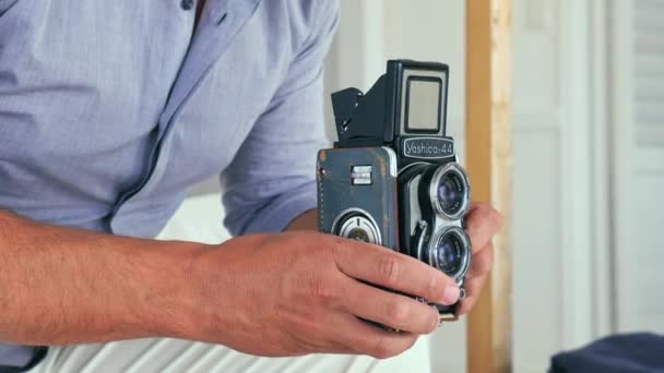 Primo Piano Uomo Preparare Fotocamera Vintage — Video Stock