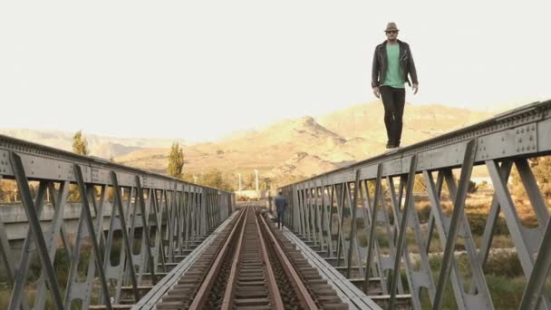 Hombre Gafas Sol Chaqueta Cuero Vía Férrea — Vídeo de stock