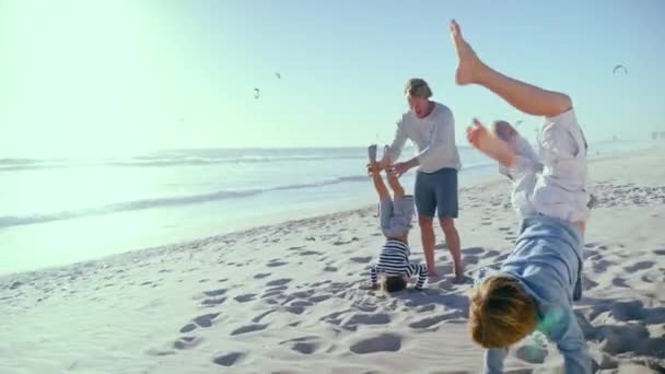 Pai Com Filhos Divertindo Praia — Vídeo de Stock