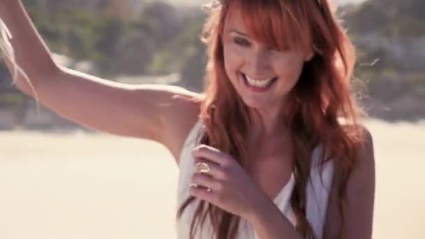 Portrait Femme Avec Des Ballons Air Blanc — Video