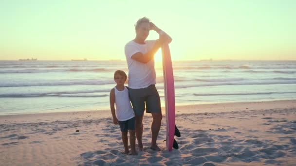 Padre Hijo Pie Con Tabla Surf — Vídeo de stock