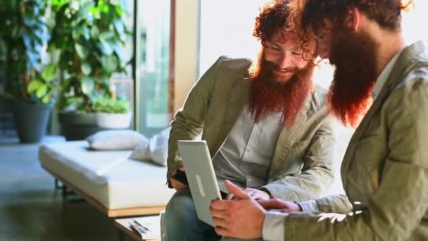 Мужчины Близнецы Использующие Ноутбук Кафе — стоковое видео