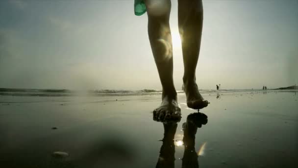 Kvinnan Promenader Stranden Solig Dag — Stockvideo