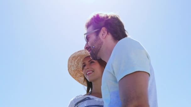 年轻夫妇拥抱蓝天 — 图库视频影像