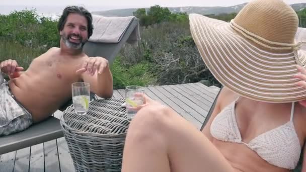 Casal Com Bebidas Frias Relaxante Pátio — Vídeo de Stock