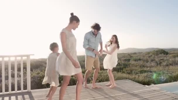 Eltern Mit Töchtern Tanzen Auf Der Terrasse — Stockvideo
