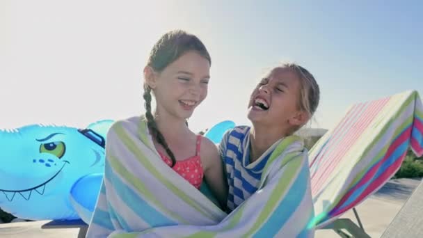 Potret Dua Saudara Perempuan Duduk Handuk Pantai — Stok Video