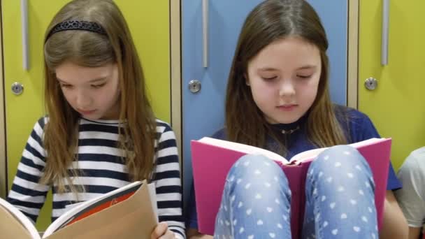 Mädchen Und Jungen Lernen Auf Dem Flur Der Grundschule — Stockvideo
