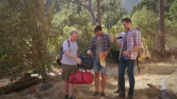 Mężczyźni Plecakami Mapą Lesie — Wideo stockowe