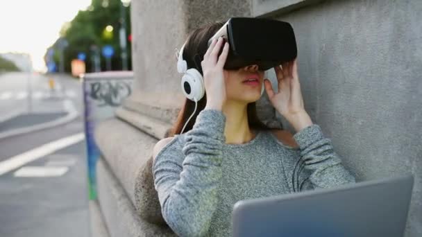 Mujer Con Auriculares Realidad Virtual Aire Libre — Vídeo de stock