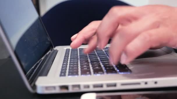 Üzletember Közeli Gépelése Laptopon — Stock videók