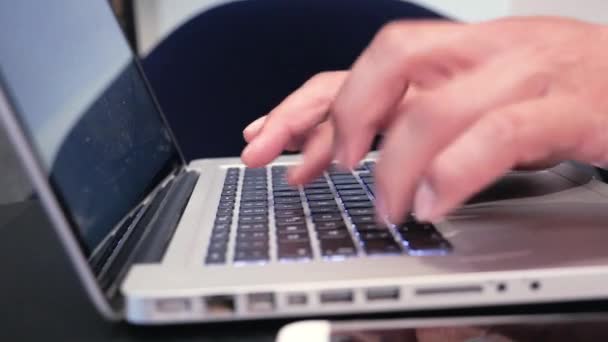 Nahaufnahme Eines Geschäftsmannes Der Laptop Tippt — Stockvideo