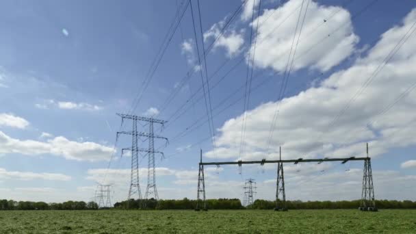 Nubes Sobre Líneas Eléctricas Moviéndose Lapso Tiempo — Vídeos de Stock